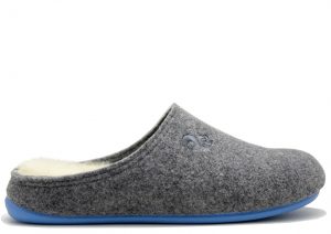 Die 'Recycled Wool Slipper' von thies ® ist abgebildet. Der Hausschuh ist aussen grau und hat eine blaue Gummisohle.