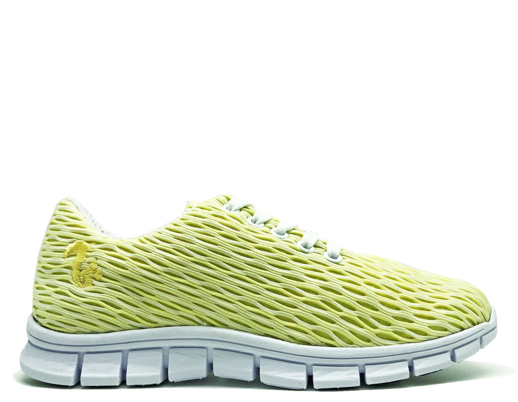 Der thies ® PET Ecorunner ist vegan und aus recycelten Flaschen. Das Material hat ein Wellenmuster. Der Schuh ist gelb mit weißer Sohle.