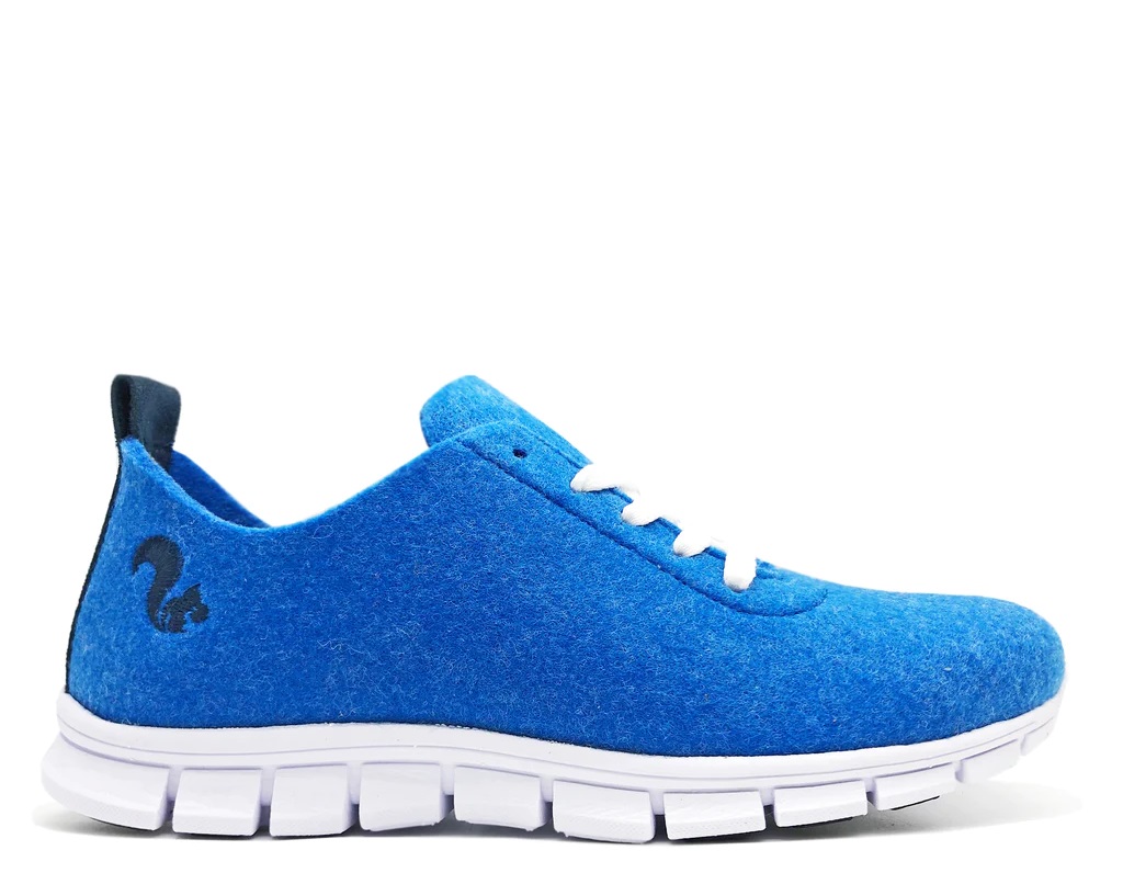Der thies ® PET Sneaker ist vegan und aus recycelten Flaschen gefertigt. Die Sohle ist weiß. Das Material sieht aus wie Filz. Es ist blau.
