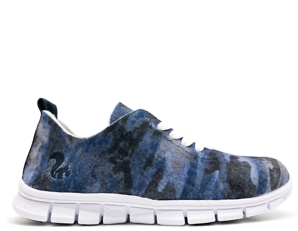 Der thies ® PET Sneaker ist vegan und aus recycelten Flaschen gefertigt. Die Sohle ist weiß. Das Material sieht aus wie Filz. Es ist dunkelblau mit Camouflage Muster.