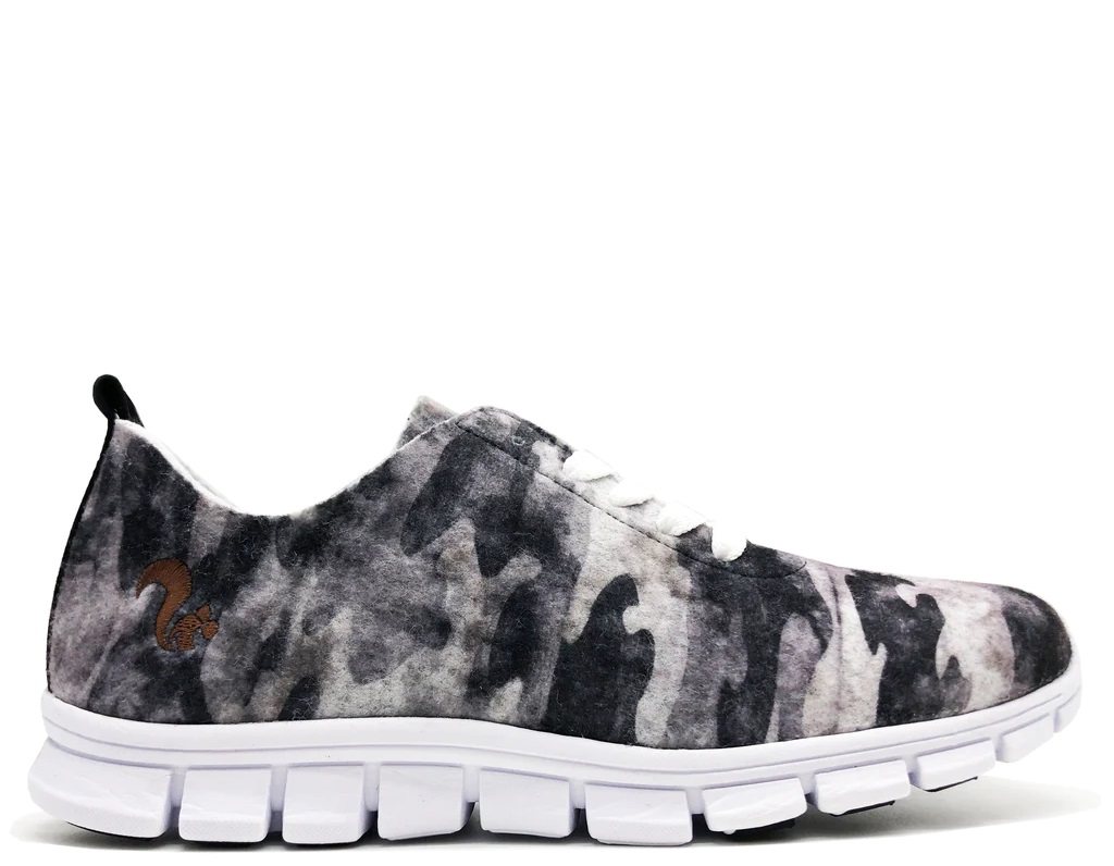 Der thies ® PET Sneaker ist vegan und aus recycelten Flaschen gefertigt. Die Sohle ist weiß. Das Material sieht aus wie Filz. Es hat weißschwarzes Camouflage Muster.