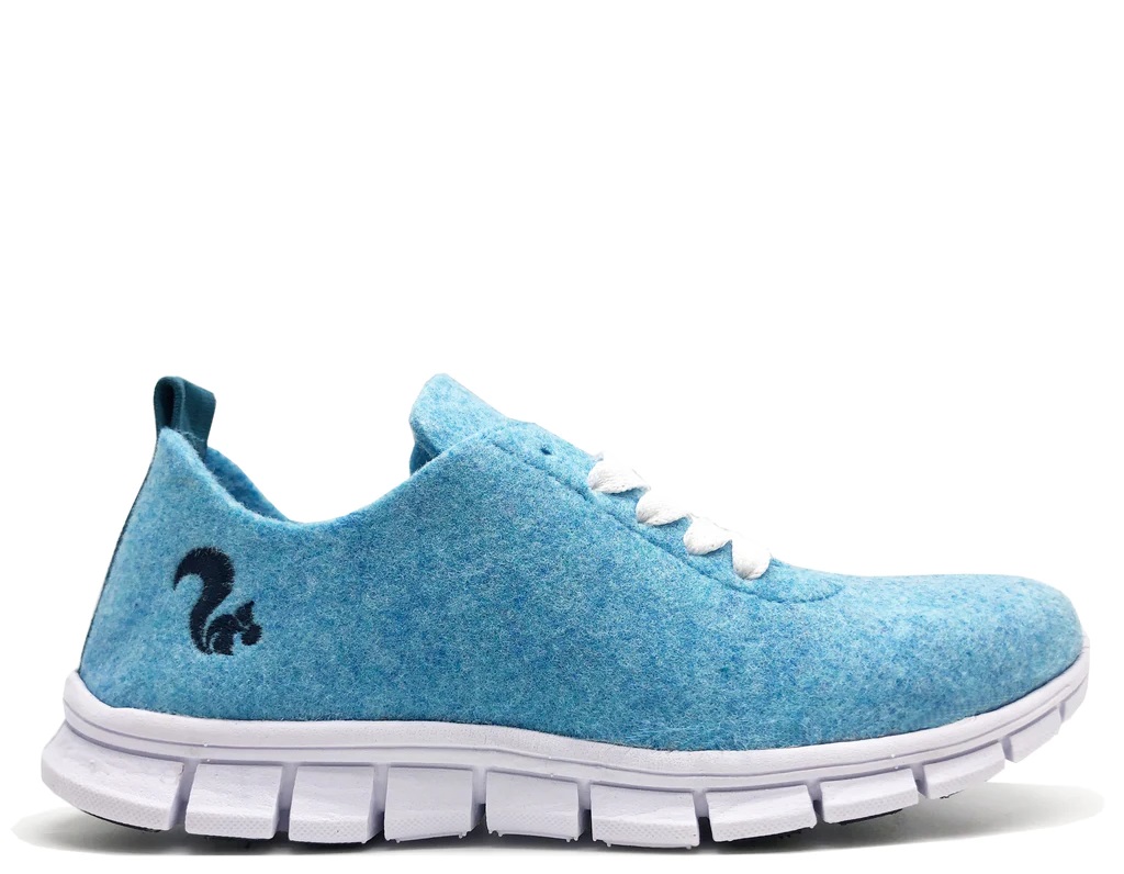 Der thies ® PET Sneaker ist vegan und aus recycelten Flaschen gefertigt. Die Sohle ist weiß. Das Material sieht aus wie Filz. Es ist hellblau.