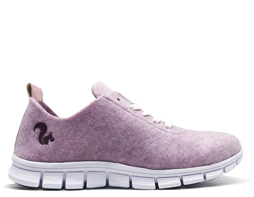 Der thies ® PET Sneaker ist vegan und aus recycelten Flaschen gefertigt. Die Sohle ist weiß. Das Material sieht aus wie Filz. Es ist lila.