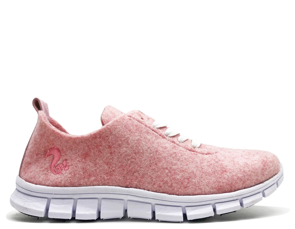 Der thies ® PET Sneaker ist vegan und aus recycelten Flaschen gefertigt. Die Sohle ist weiß. Das Material sieht aus wie Filz. Es ist rosa.