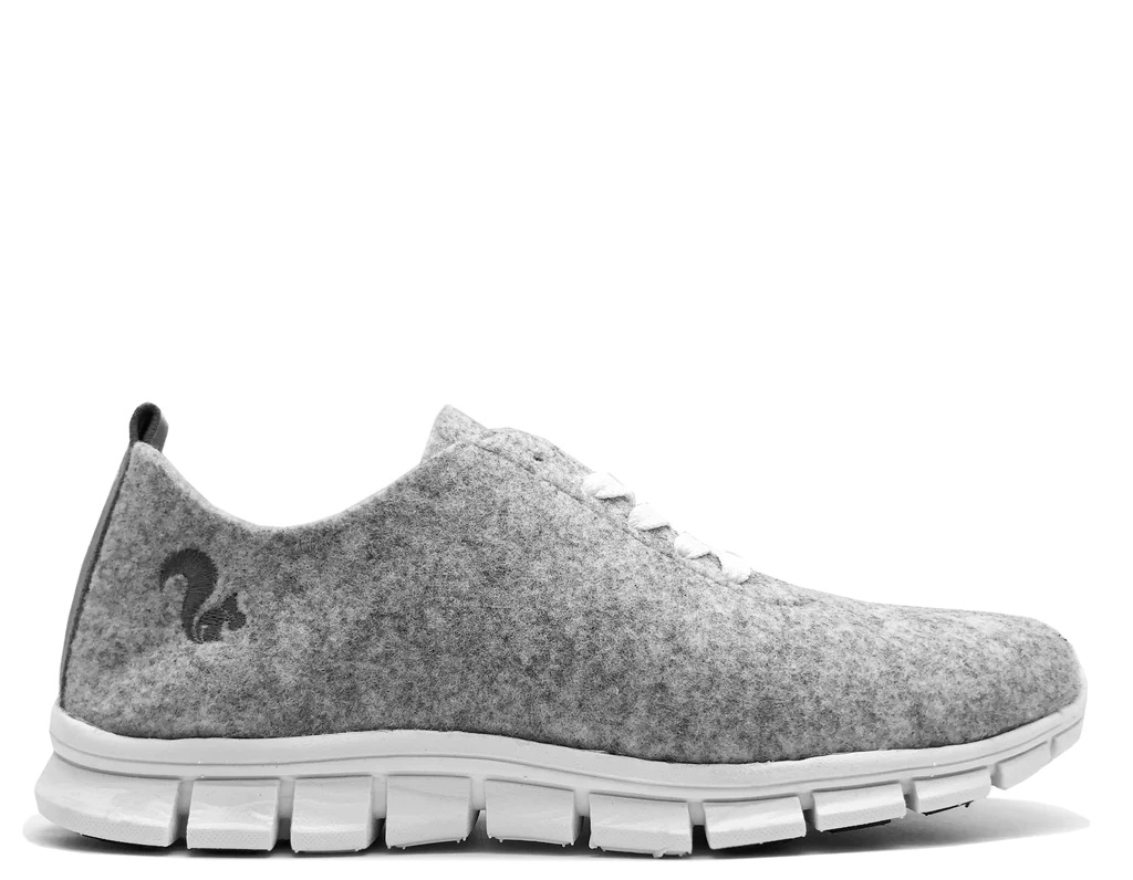 Der thies ® PET Sneaker ist vegan und aus recycelten Flaschen gefertigt. Die Sohle ist weiß. Das Material sieht aus wie Filz. Es ist hellgrau.