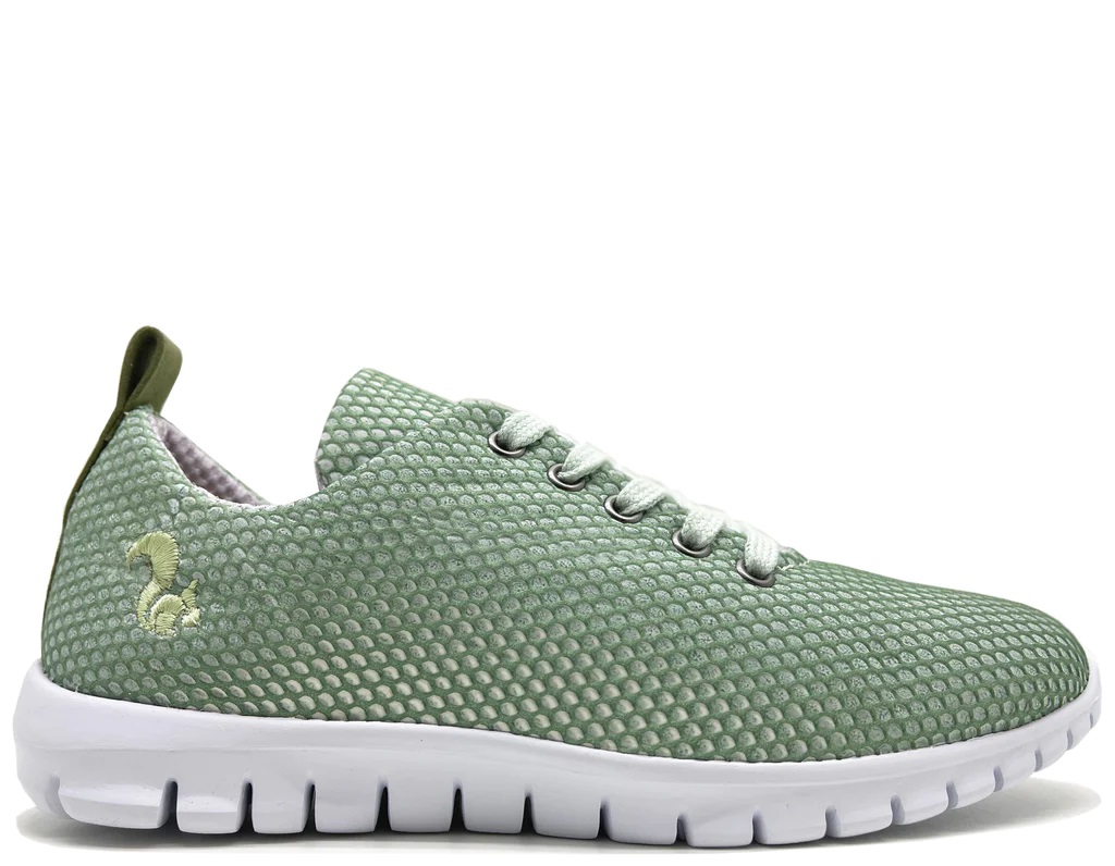 Der thies ® Reflexrunner ist vegan und aus recyceltem PET gefertigt. Der Schuh ist emerald grün mit weißer Sohle.