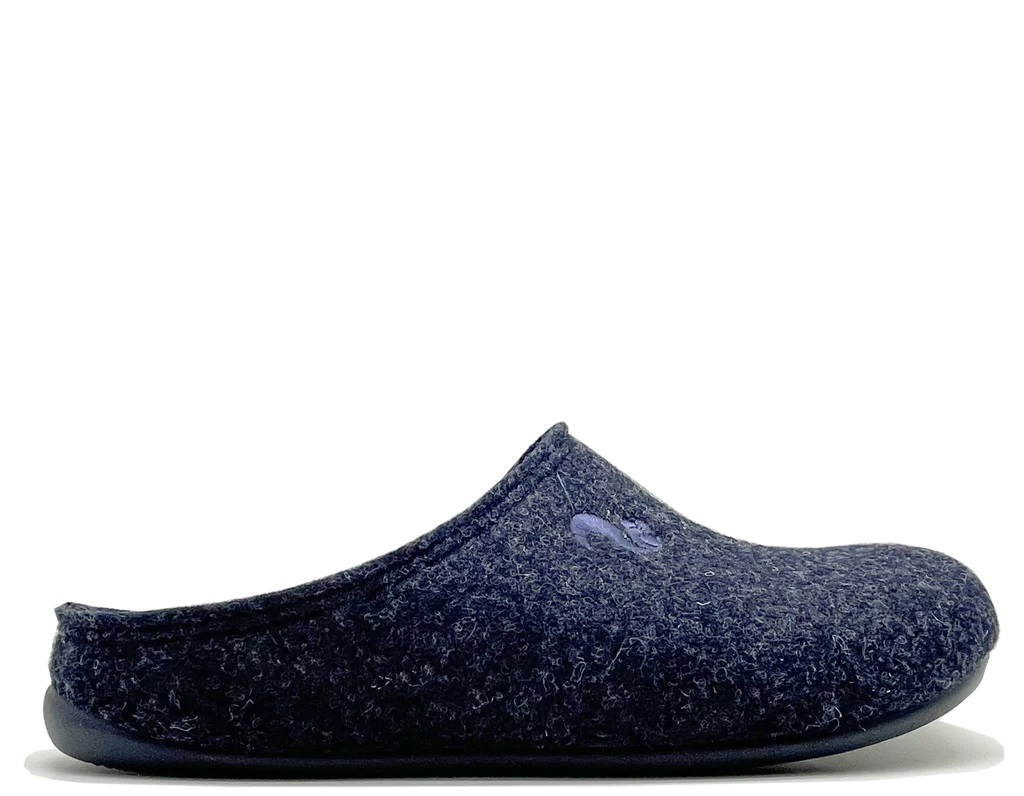 Der thies 1856 ® Recycled PET Slipper ist vegan und aus recycelten PET Flaschen gefertigt. Das Material sieht aus wie Filz. Die Sohle hat die gleiche Farbe. Der Schuh ist dunkelblau.