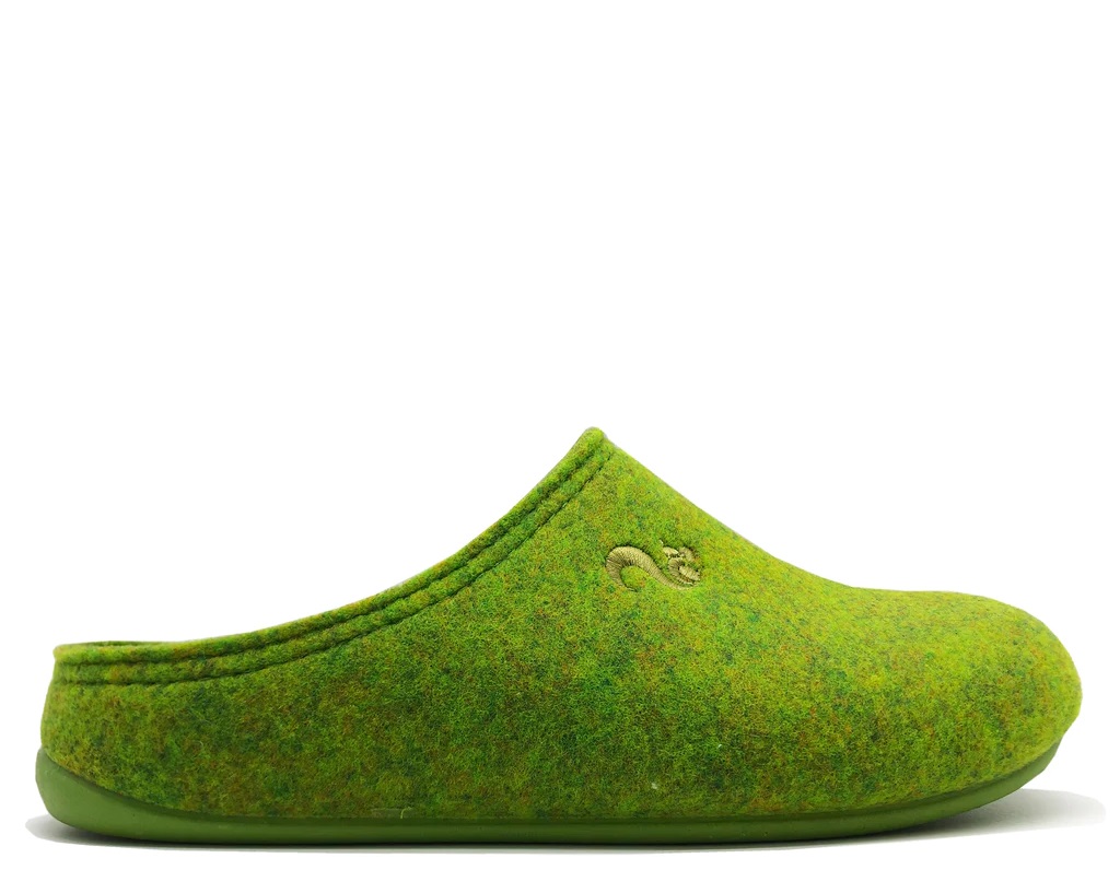 Der thies 1856 ® Recycled PET Slipper ist vegan und aus recycelten PET Flaschen gefertigt. Das Material sieht aus wie Filz. Die Sohle hat die gleiche Farbe. Der Schuh ist froschgrün.