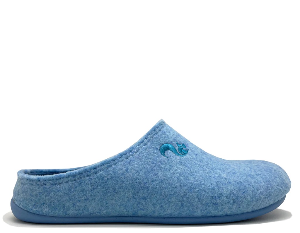 Der thies 1856 ® Recycled PET Slipper ist vegan und aus recycelten PET Flaschen gefertigt. Das Material sieht aus wie Filz. Die Sohle hat die gleiche Farbe. Der Schuh ist hellblau.