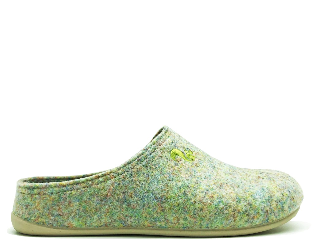 Der thies 1856 ® Recycled PET Slipper ist vegan und aus recycelten PET Flaschen gefertigt. Das Material sieht aus wie Filz. Die Sohle hat die gleiche Farbe. Der Schuh ist bunt.