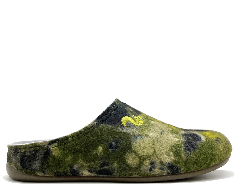 Der thies 1856 ® Recycled PET Slipper ist vegan und aus recycelten PET Flaschen gefertigt. Das Material sieht aus wie Filz. Die Sohle hat die gleiche Farbe. Der Schuh ist grün gemustert.