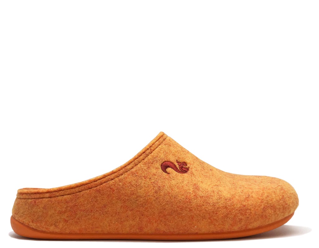 Der thies 1856 ® Recycled PET Slipper ist vegan und aus recycelten PET Flaschen gefertigt. Das Material sieht aus wie Filz. Die Sohle hat die gleiche Farbe. Der Schuh ist orange.
