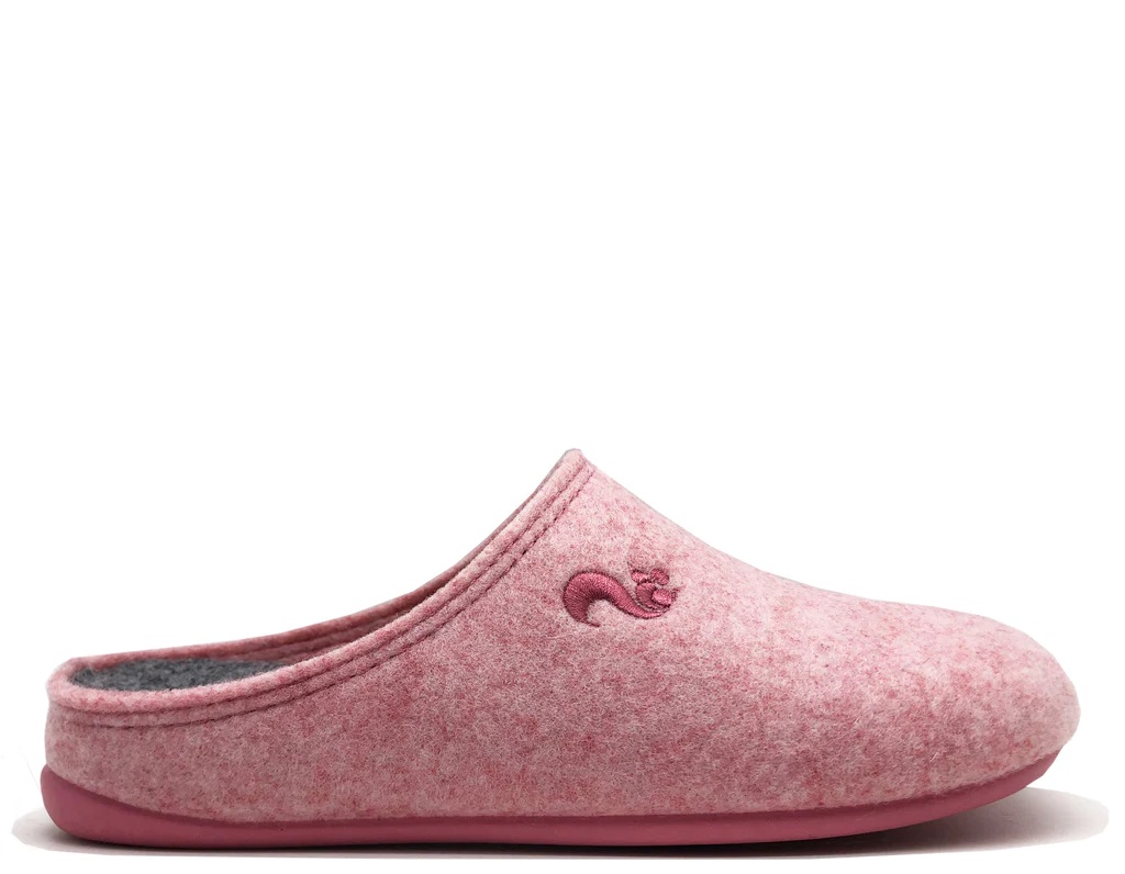 Der thies 1856 ® Recycled PET Slipper ist vegan und aus recycelten PET Flaschen gefertigt. Das Material sieht aus wie Filz. Die Sohle hat die gleiche Farbe. Der Schuh ist rosa.