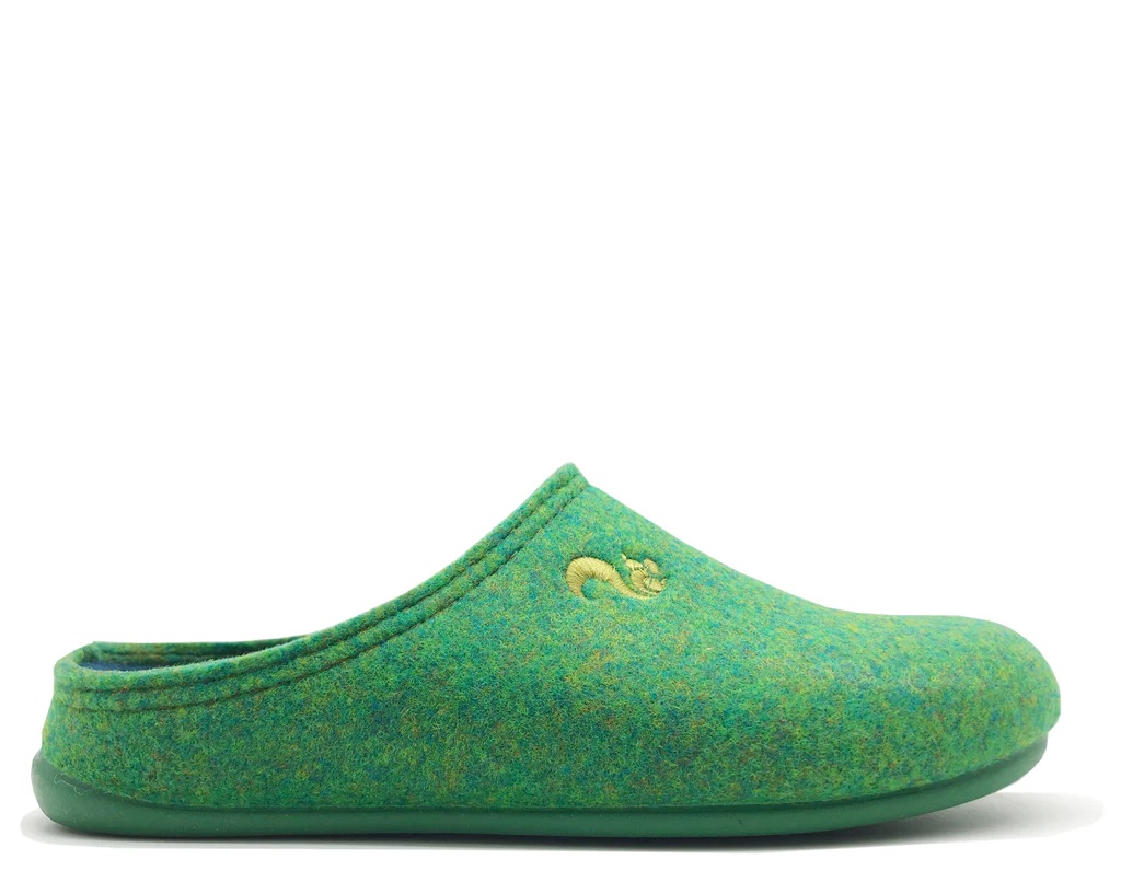 Der thies 1856 ® Recycled PET Slipper ist vegan und aus recycelten PET Flaschen gefertigt. Das Material sieht aus wie Filz. Die Sohle hat die gleiche Farbe. Der Schuh ist tannengrün.