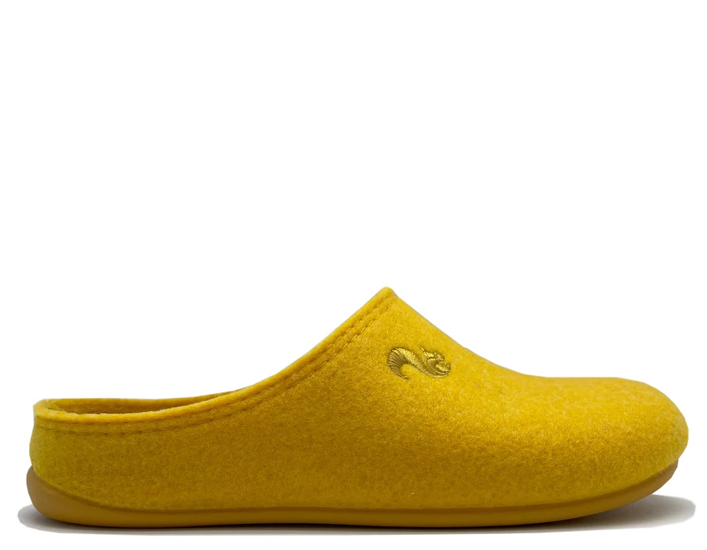 Der thies 1856 ® Recycled PET Slipper ist vegan und aus recycelten PET Flaschen gefertigt. Das Material sieht aus wie Filz. Die Sohle hat die gleiche Farbe. Der Schuh ist gelb.