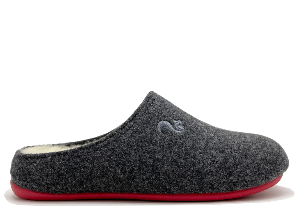 Der thies 1856 ® Recycled Wool Slipper ist dunkelgrau mit roter Sohle.