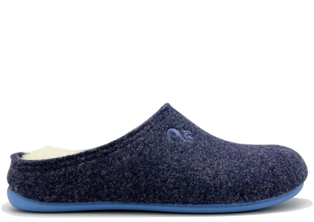 Der thies 1856 ® Recycled Wool Slipper ist dunkelblau mit blauer Sohle.