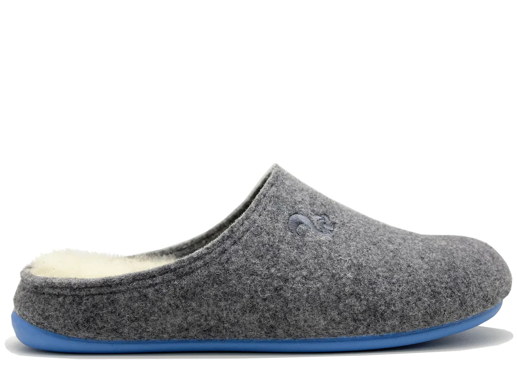 Der thies 1856 ® Recycled Wool Slipper ist grau mit blauer Sohle.